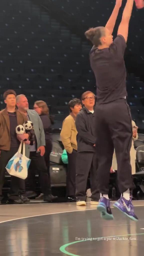 71歲成龍現(xiàn)身巴克萊中心看女籃比賽：她們投籃怎么那么準！?。?>
                                <div   id=
